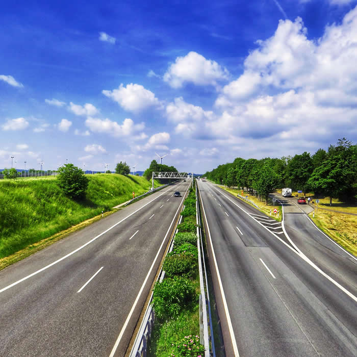 Voici un autobahn en Allemagne pour un road trip